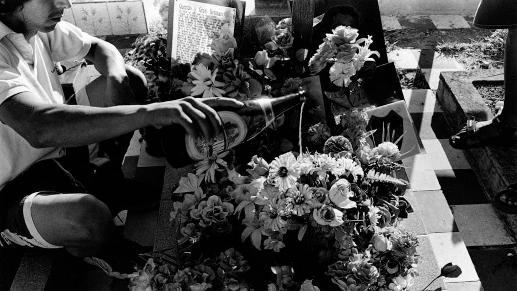 Fotografía documental — Las devociones populares en la literatura (9) (y en la música): el Frente Vital