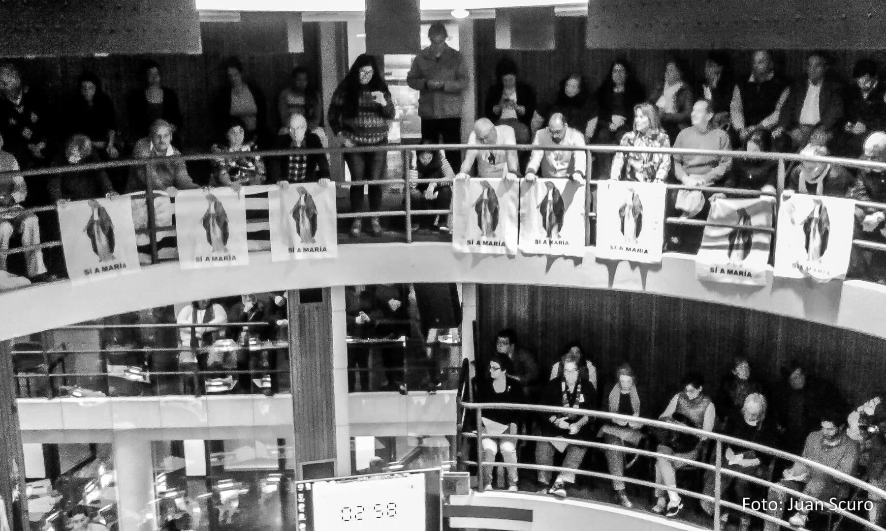 Fotografía documental — Jaque mate a la Virgen María en la Rambla de Montevideo