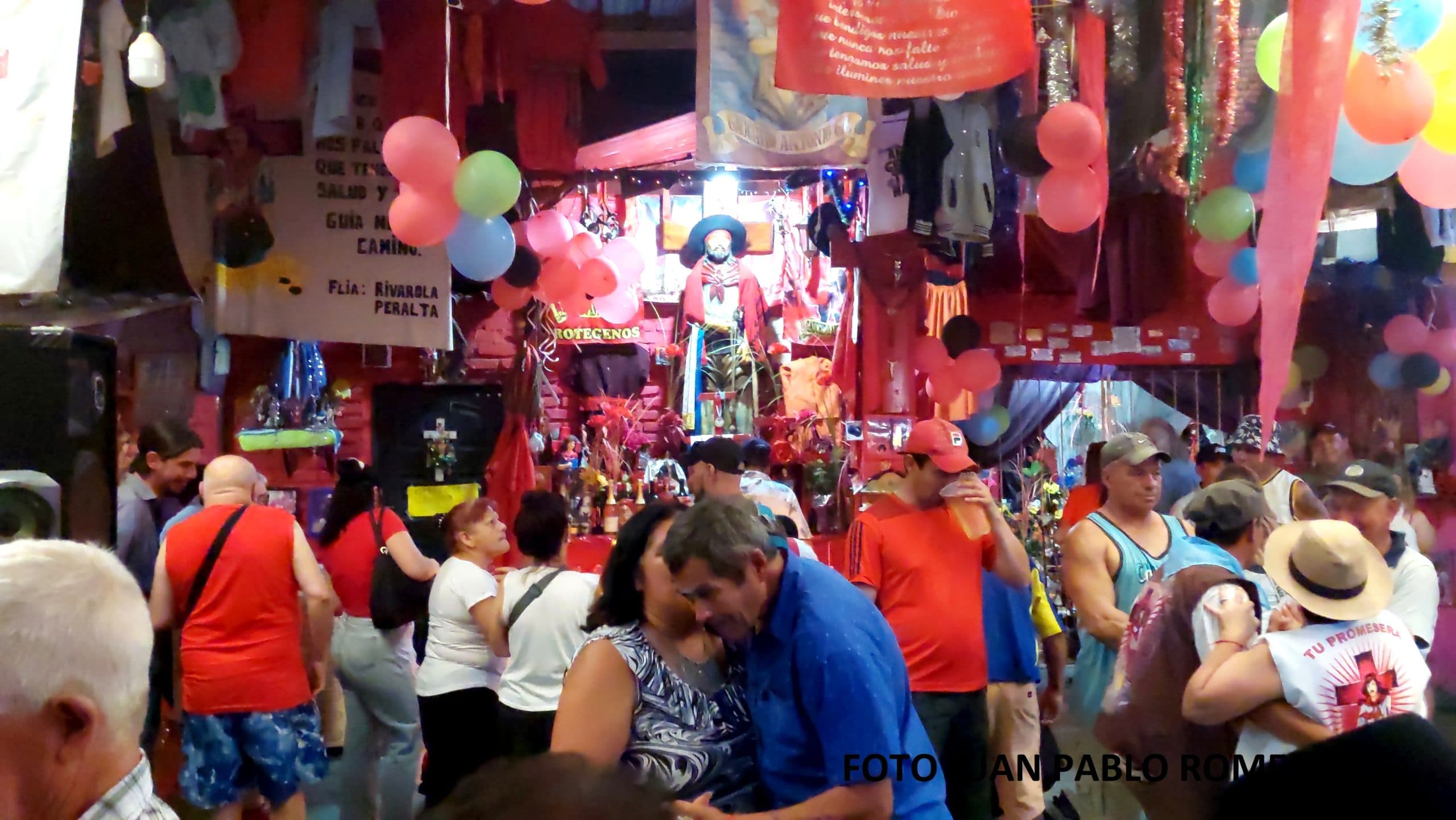 Fotografía documental — La devoción al Gauchito Gil en los santuarios de la Zona Sur del Gran Buenos Aires