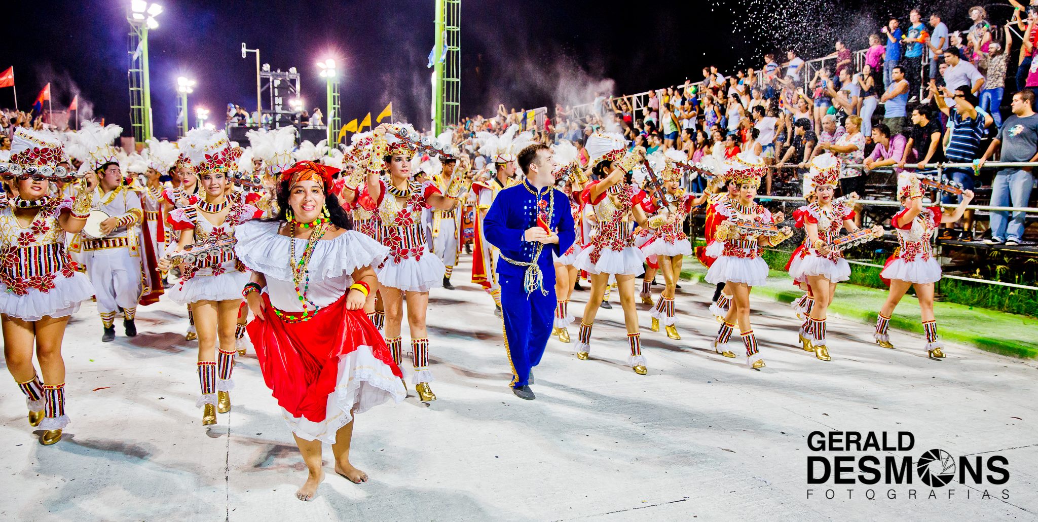Escuela de samba de Sapucay y Gabriela Caballero junto a la imagen de San Baltazar.