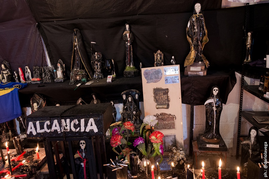 Altar a San La Muerte en el cuarto de velas