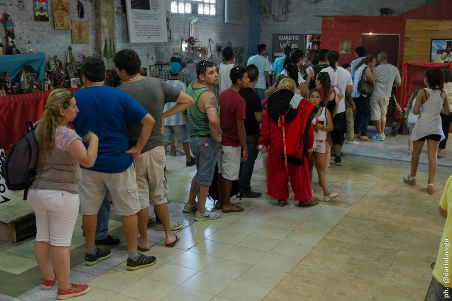 Fila para atenderse con el Gaucho Rubén