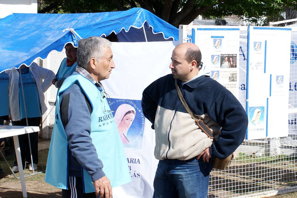 Fabián Flores en pleno trabajo de campo